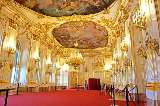 Schonbrunn Palace in Vienna5 1